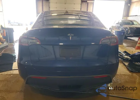 2024 Tesla Model Y z USA, uszkodzony, nr VIN 7SAYGDED4RF055778